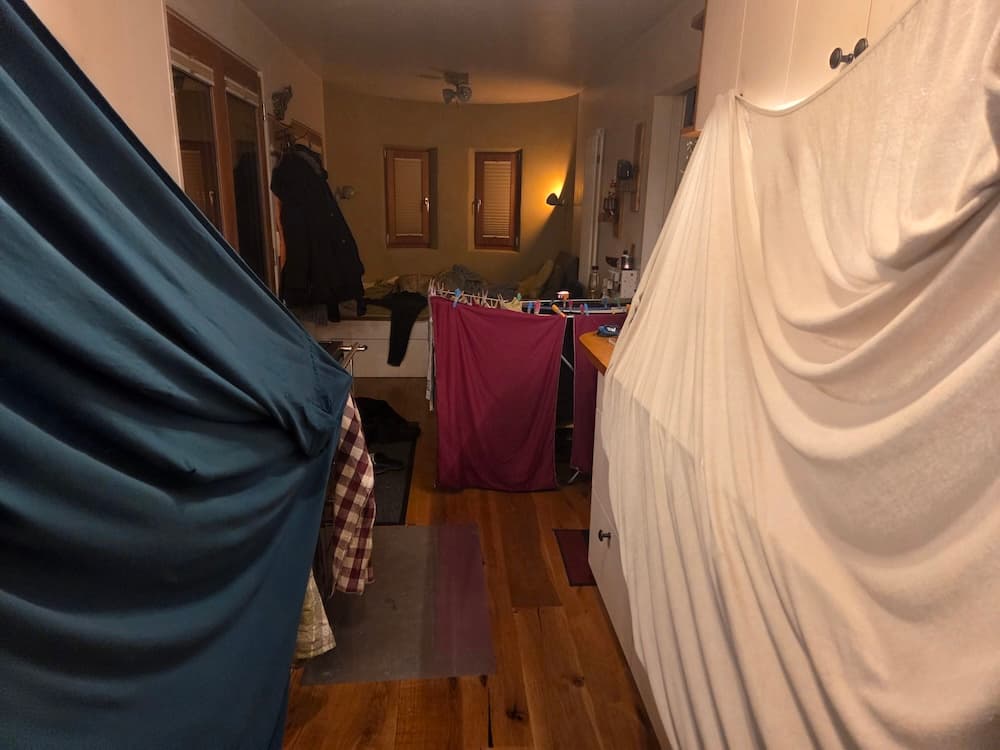 Tiny House oder Wäscherei? Wenn Bettwäsche den Raum übernimmt